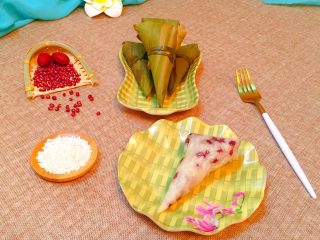 16、红豆红枣牛角粽,成品图。
