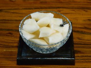 2、雾霾沙尘又来袭，清心润肺全靠它,雪梨有润肺清燥、止咳化痰、养血生肌的作用，对急性气管炎和上呼吸道感染的患者出现的咽喉干、痒、痛、音哑、痰稠、便秘、尿赤、祛痰均有良效。