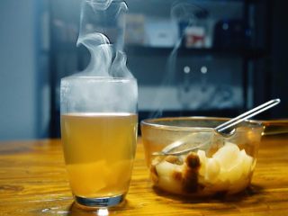 12、雾霾沙尘又来袭，清心润肺全靠它,盛一些果肉进去，就可以开喝了~