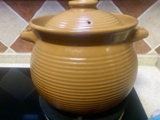 3、唯爱炖鸡~白果肚子松茸多鲜土鸡汤,砂锅加5L水放入老姜熬汤