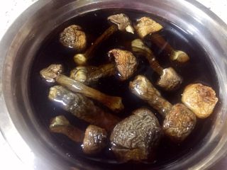 4、唯爱炖鸡~白果肚子松茸多鲜土鸡汤,干松茸洗净后放热水泡发（泡发了后容易炖的软烂一些）