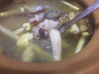 13、唯爱炖鸡~白果肚子松茸多鲜土鸡汤,中途需要把汤表面的泡泡去除两次