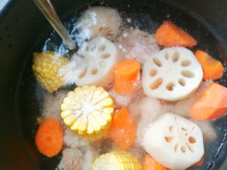 7、莲藕胡萝卜玉米排骨汤 美味营养又健康,加入没过食材的水。