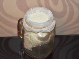 1、红枣酸奶溶豆（新手零失败）,可以提前几个小时过滤酸奶~把乳清过滤掉。