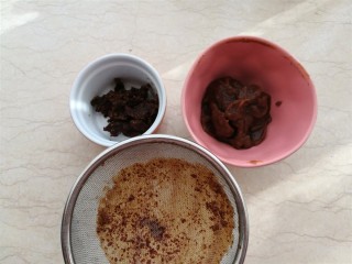 3、红枣酸奶溶豆（新手零失败）,再是准备红枣泥，红枣去核，蒸一下，然后放进料理机内打成泥~可以加一丢丢水。然后过筛，取细腻的那部分~