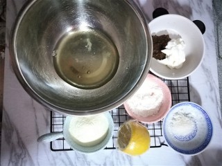 4、红枣酸奶溶豆（新手零失败）,准备材料~喜欢甜一点的红枣泥多一点，喜欢淡一点的酸奶多一点~我这次做的是红枣泥30g，酸奶35g。泥的总数不要超过65g。