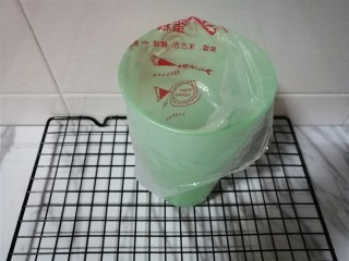 5、红枣酸奶溶豆（新手零失败）,提前准备好裱花嘴和裱花袋。裱花嘴我这里就不赘述了，六尺、八尺、樱花嘴看个人喜好~