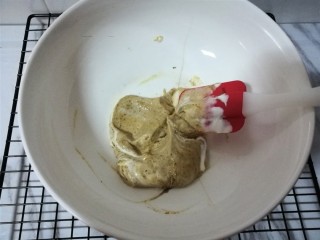 6、红枣酸奶溶豆（新手零失败）,红枣泥和酸奶充分混合~！！！此时把装着蛋白的盆放到冰箱冷冻~对就是冷冻~