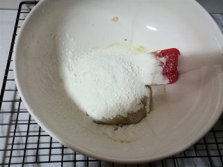 7、红枣酸奶溶豆（新手零失败）,过筛加入奶粉和淀粉~搅拌均匀至无明显颗粒，一开始会感觉比较干，多拌一会儿就好了。待用