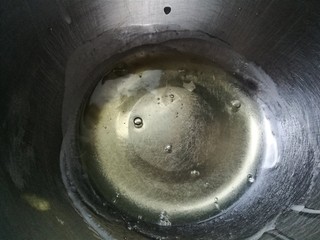 9、红枣酸奶溶豆（新手零失败）,蛋清盆从冰箱中拿出，周围会有薄冰。如果全部被冻住，室温回温一下就OK。