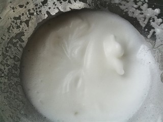 11、红枣酸奶溶豆（新手零失败）,打至出现明显纹路，加入剩下的糖~中速继续打~