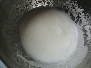 10、红枣酸奶溶豆（新手零失败）,打至细腻小气泡的时候，再加第二个三分之一糖，继续高速打~