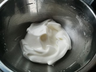 13、红枣酸奶溶豆（新手零失败）,用干净（无水无油）的铲子，把盆内周围的蛋白霜刮进来一点，怕打发不到。