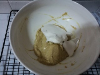 15、红枣酸奶溶豆（新手零失败）,取一点蛋白霜，加到红枣酸奶糊中，翻拌均匀（其实这一步对翻拌没有太大要求，如果你觉得拌不匀，也可以适量搅拌）