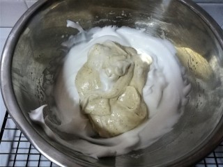 16、红枣酸奶溶豆（新手零失败）,再全部倒回蛋白霜里。