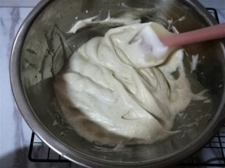 17、红枣酸奶溶豆（新手零失败）,翻拌均匀，翻拌！！15下差不多了，次数太多也会消泡。