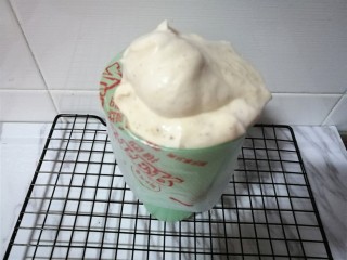 18、红枣酸奶溶豆（新手零失败）,装进裱花袋中~