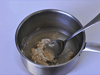 1、油酥烧饼：酥香暖胃治愈系主食,第一步先制作油酥：小锅中加入色拉油，小火加热至微温，下入面粉，迅速拌匀。