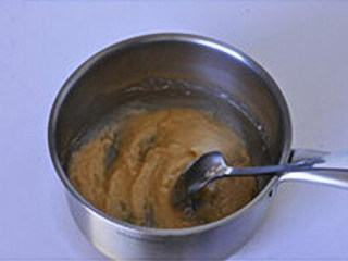 2、油酥烧饼：酥香暖胃治愈系主食,继续小火炒面粉约4、5分钟，至面粉颜色发黄，离火。