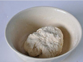 5、油酥烧饼：酥香暖胃治愈系主食,先用用筷子拌成絮状，再下手和成一块儿柔软的面团。