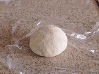 6、油酥烧饼：酥香暖胃治愈系主食,移到案上揉5、6分钟成比较光滑的面团，盖上湿布或保鲜膜饧发 20分钟。（或包上保鲜膜，冷藏发酵过夜。）