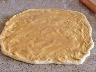 8、油酥烧饼：酥香暖胃治愈系主食,第三步制饼烘饼：将面团擀成大片，均匀抹上油酥。