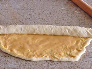 9、油酥烧饼：酥香暖胃治愈系主食,上下卷起，边卷边抻，卷出更多层次。