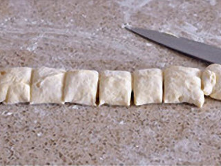 10、油酥烧饼：酥香暖胃治愈系主食,均匀切成6或8份。