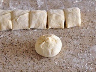 12、油酥烧饼：酥香暖胃治愈系主食,收成球状，捏紧收口。