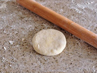 13、油酥烧饼：酥香暖胃治愈系主食,将收口朝下，擀成约1cm厚的圆形小饼。