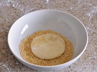 14、油酥烧饼：酥香暖胃治愈系主食,全部做好后，用毛刷在饼胚表面刷清水，刷到有点儿黏黏糊糊后粘上一层芝麻。