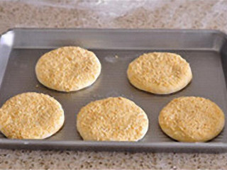 15、油酥烧饼：酥香暖胃治愈系主食,可用烤箱：将饼胚均匀排入烤盘，留出空隙，送入180度预热好烤箱，烤12—15分钟，至饼胚表面金黄。