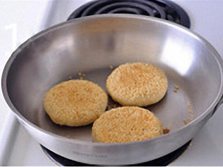 16、油酥烧饼：酥香暖胃治愈系主食,也可以用平底锅，小火慢慢烙熟，中间盖锅盖焖烙，不时翻动，大约10来分钟。