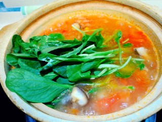 20、暖胃又舒服的番茄鸡蛋疙瘩汤,疙瘩煮熟后放入鸡毛菜