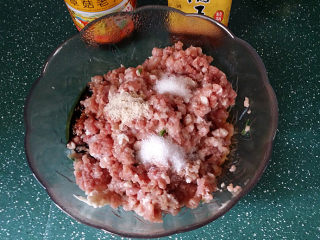 3、炸香酥藕盒,搅好的肉沫加入食盐、白糖、鸡粉、料酒和老抽（PS：肉馅我一次搅多些备，实际用多少没秤重）