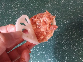 7、炸香酥藕盒,打开上面藕片轫性足吧，在藕片中间均匀抹上一层肉馅