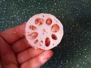 8、炸香酥藕盒,合上藕片、一个藕盒就做好了，再依次方法做完其它