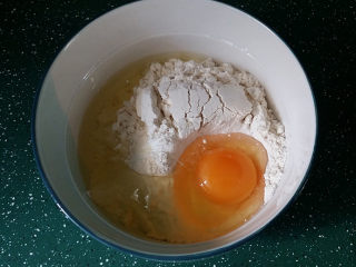 9、炸香酥藕盒,碗中放入面粉、玉米淀粉和鸡蛋