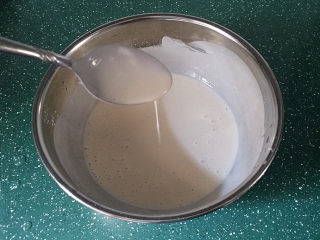 10、炸香酥藕盒,搅拌成较浓稠面糊、根据情况可加少许清水，面糊太簿挂不住、太厚影响口感不好吃