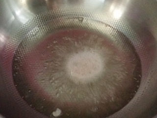 12、炸香酥藕盒,放入烧至5~6成热的油锅中、不要翻动待面糊定型后轻推动下防粘连、然后再翻面