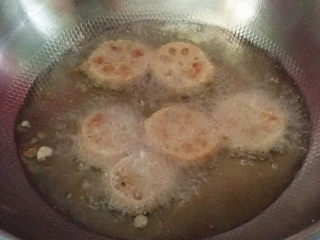 13、炸香酥藕盒,待两面都金黄后拣出、将油温烧至7成热