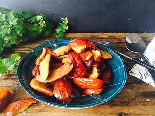 2、姜枣膏,红枣，我买干的，没核的，水里洗一下即可。