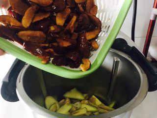 8、姜枣膏,倒入洗好的红枣片。