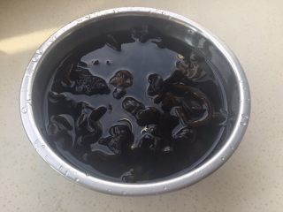 1、清汁鸡汤,黑木耳提前冷水泡发4小时