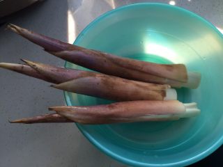 7、清汁鸡汤,鞭笋---就是夏天，毛竹根上发出的笋。细长，鲜嫩。