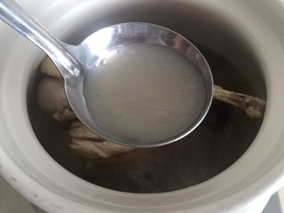 11、清汁鸡汤,煮40分钟后鸡汤有点白了
