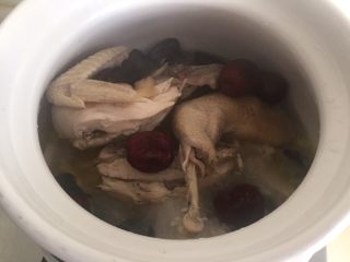 13、清汁鸡汤,出锅前5分钟放入5粒红枣。不要太早放入，汤汁本是咸鲜口，加红枣只为美色，（你懂得）所以咱不需要它释放甜味。