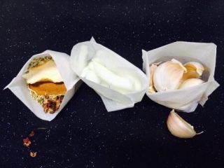 6、补血益气 强筋健骨 山药烧牛肉（附红烧牛肉详细做法）,把花椒、小茴、红曲米、蒜、洋葱放入料包里 蒜不用包皮、洋葱切任意形状。