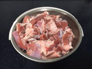 7、补血益气 强筋健骨 山药烧牛肉（附红烧牛肉详细做法）,切好的牛肉块放在凉水里浸泡至少半个小时，泡出血水及杂质，然后洗干净。