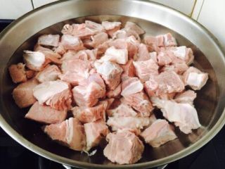 9、补血益气 强筋健骨 山药烧牛肉（附红烧牛肉详细做法）,牛肉焯水，把牛肉和凉水同时放入锅里，开大火焯水，牛肉焯水是为了逼出污物血水、去除腥味。 牛肉焯水全程不要盖锅盖儿。
